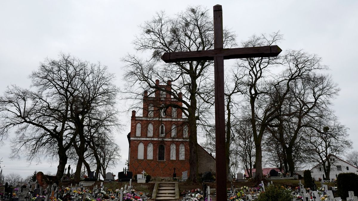 Tisíce Poláků dávají církvi sbohem